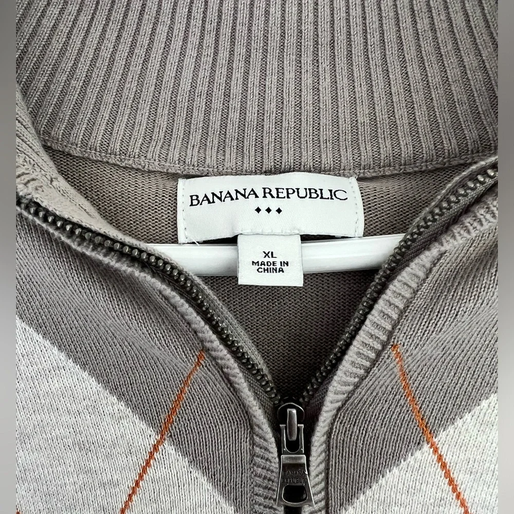 Banana Republic Men’s 1/4 zip diamond plaid sweater. Size XL. 💯 cotton.
